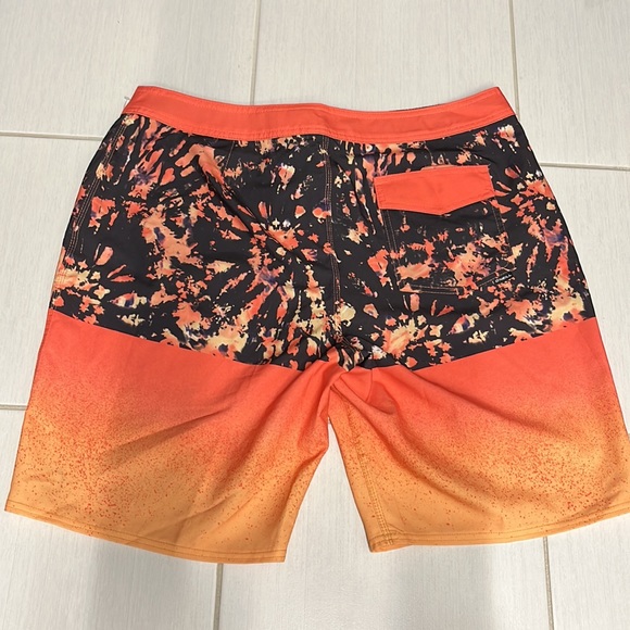 Men’s O’Neill shorts with lace closure at waist. - Picture 4 of 4